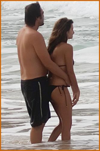 Penelope Cruz and Javier Bardem Cosy Up on The Beach