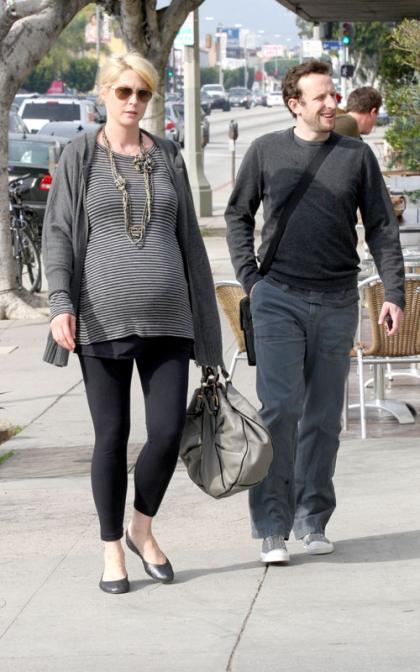 Jenna Elfman Welcomes Baby Easton!