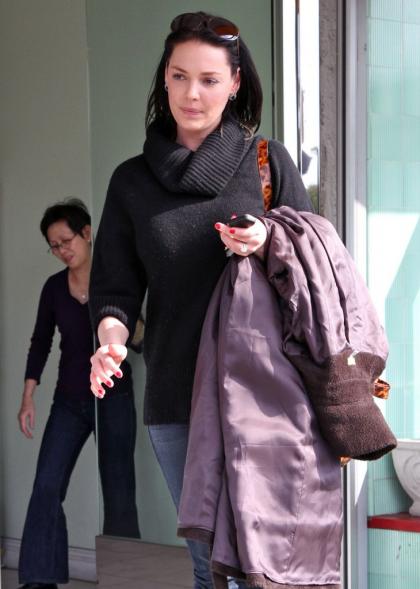 Katherine Heigl goes brunette, looks boring