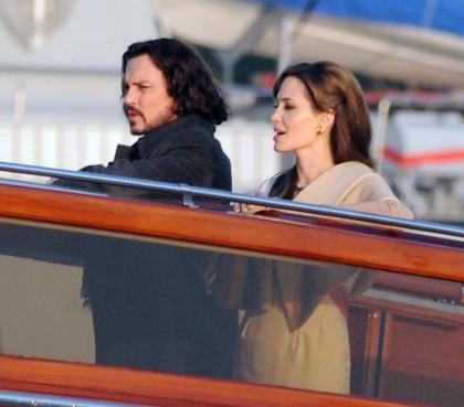 Angelina Jolie's Vadge of Doom is making Johnny Depp 'uncomfortable'