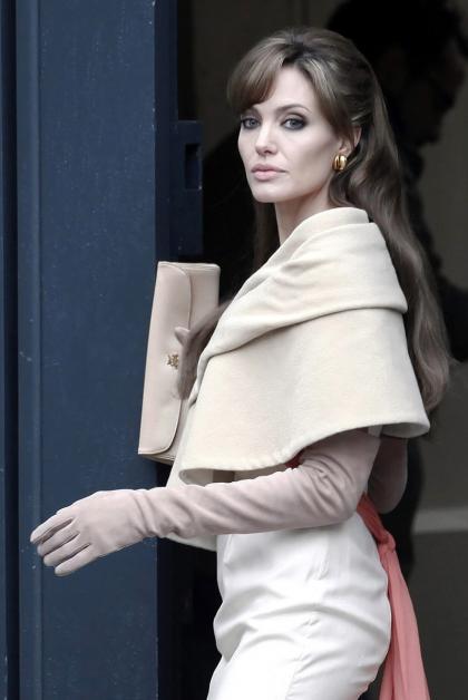 Angelina Jolie in talks to play villain in Tim Burton's 'sleeping Beauty' reboot
