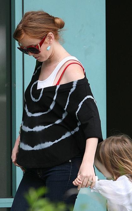 Isla Fisher: Baby Bump Cover-Up