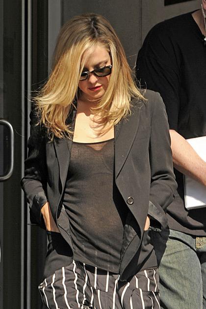 Kate Hudson photographed with larger belly  boobs - pregnant?