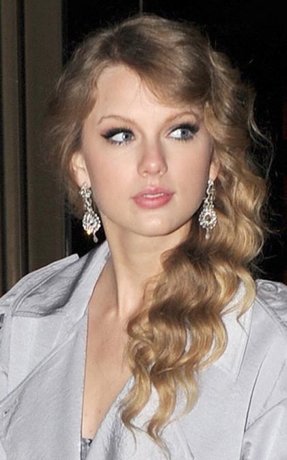 Taylor Swift Takes in the NYC Nightlife