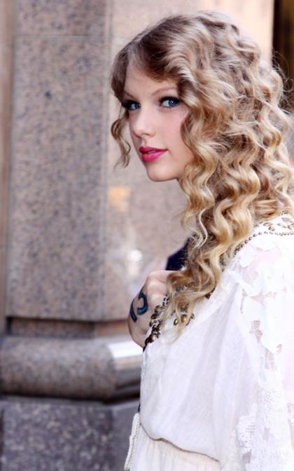 Taylor Swift's Big Apple Retail Romp