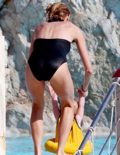 Naomi Watts Flashes Her Mom Butt