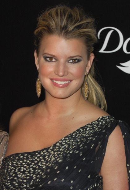 When did Jessica Simpson start looking like a drag queen?