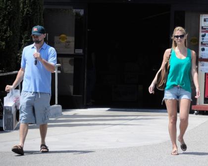 Leo DiCaprio and Bar Refaeli: Shopping Sweethearts