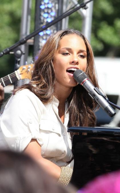 Alicia Keys Bumps Around the GMA Stage