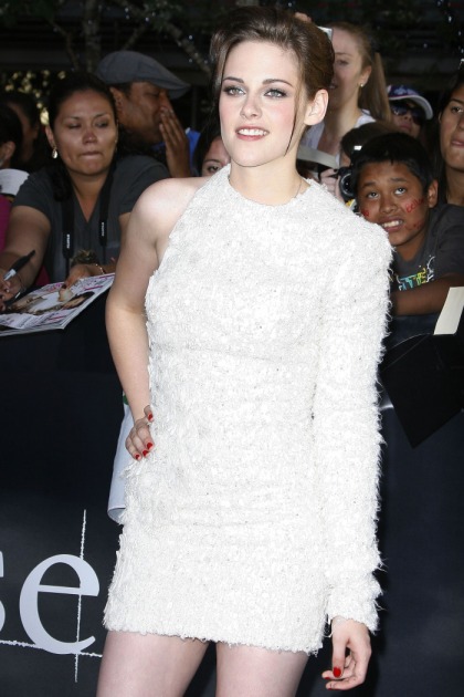 Kristen Stewart wears bizarre one-armed dress to Eclipse premiere