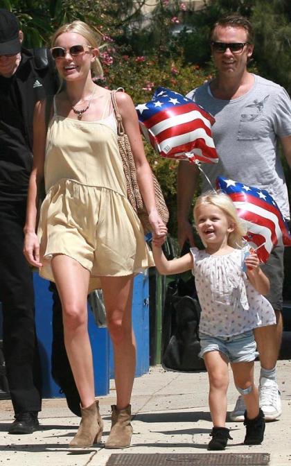 Kate Bosworth and Alexander Skarsgard: July 4th Partiers