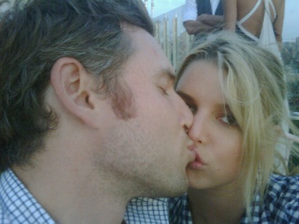 Jessica Simpson posts photo of herself, kissing her 'Yalie' Eric Johnson