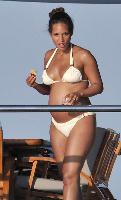 Pregnant Alicia Keys looks adorable in a bikini