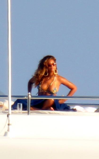 Beyonce: Monaco Bikini Beauty