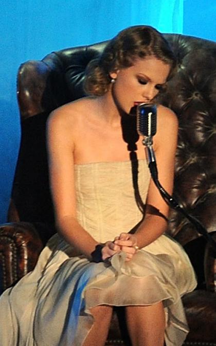 Taylor Swift Sings to Kanye West at 2010 VMAs