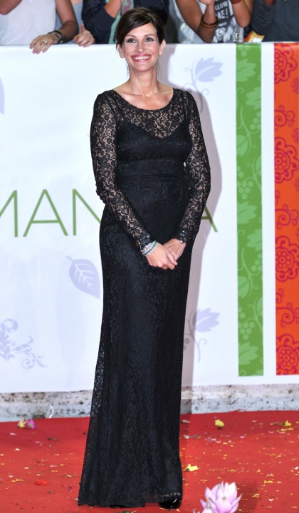 Julia Roberts dumps the muumuu  goes for a   fabulous black gown