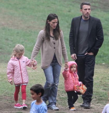 Ben Affleck trots out Jennifer Garner  the kids for a victory lap/photo op
