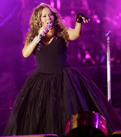 Mariah Carey falls on stage   like the perfect drama queen that she is