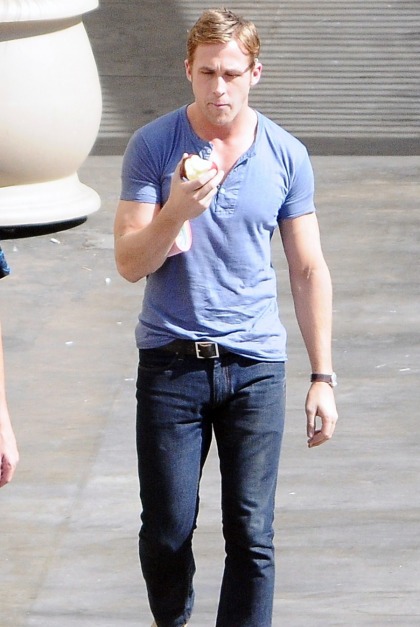 Ryan Gosling can wear the hell out of some jeans
