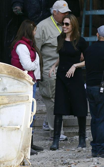 Angelina Jolie and Brad Pitt: Smooching on the Set!