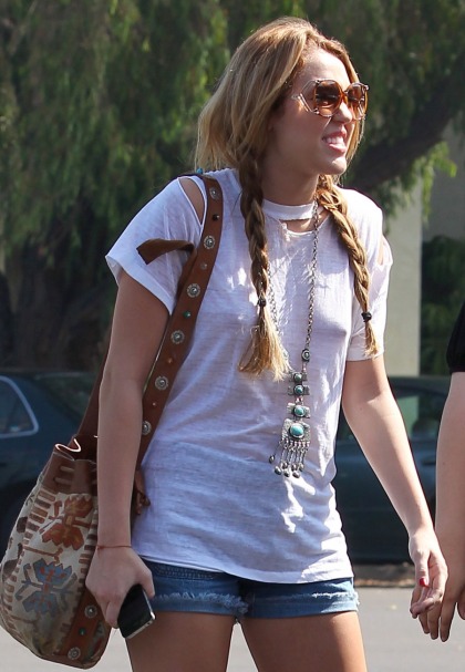 Miley Cyrus isn't wearing a bra again, is turning into Britney, y?all