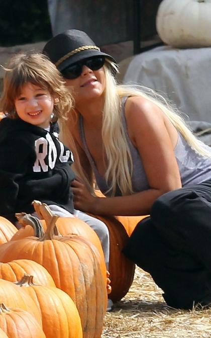 Christina Aguilera: Pumpkin Patch Fun with Max