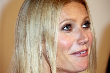 Gwyneth Paltrow will deign to perform 'Country Strong' at the CMAs