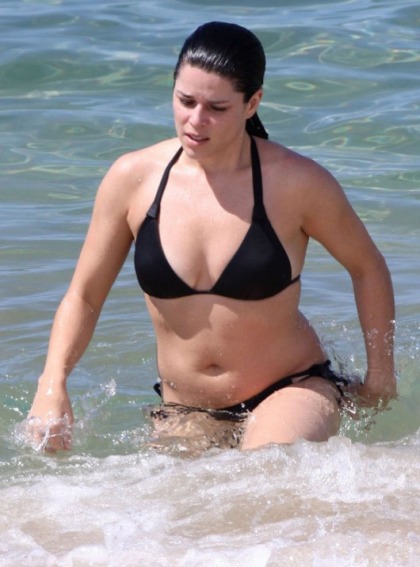 Neve Campbell Got Fat:  The Bikini Pictures