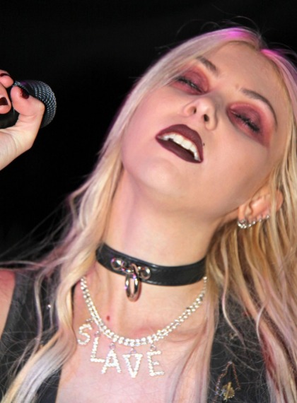 Taylor Momsen, 17, flashes her boobs during performance