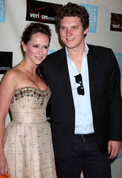 Jennifer Love Hewitt's first official outing with her Mayer-esque boyfriend