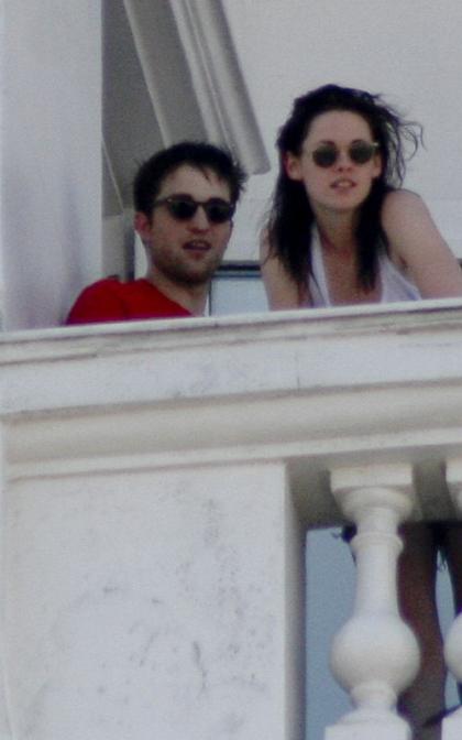 Robert Pattinson and Kristen Stewart: Rio Balcony Buddies!