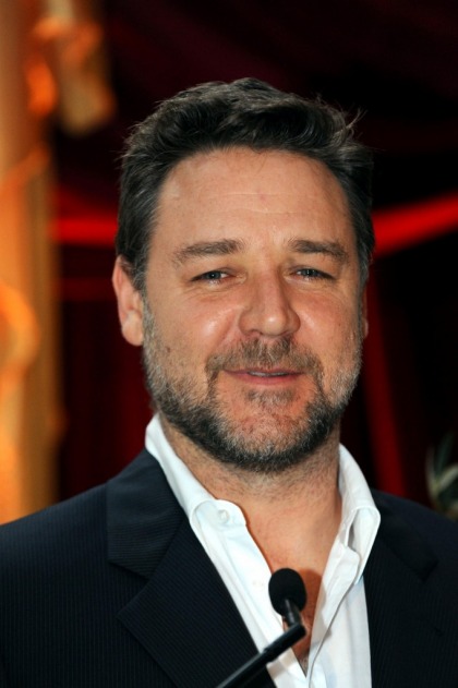 Russell Crowe on why he uses Twitter - he's bored
