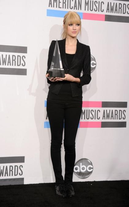Taylor Swift Rocks the AMAs, Wins Country Female