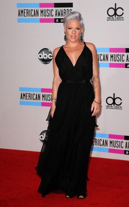 Pregnant Pink: 2010 AMAs Arrival