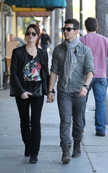 Joe Jonas & Ashley Greene: Pet Shopping Pals
