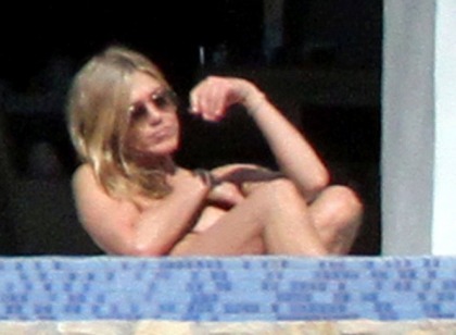 Jennifer Aniston dons black bikini, bends over for the paparazzi