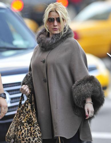 Jessica Simpson Can't Hide Her Chubcakes
