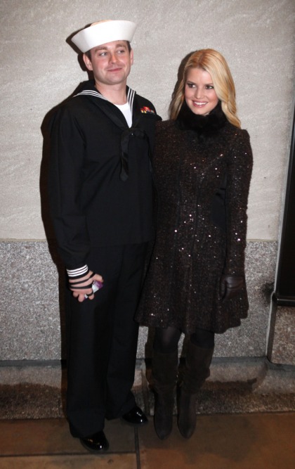Jessica Simpson pregnancy rumors heat up after tree-lighting appearance