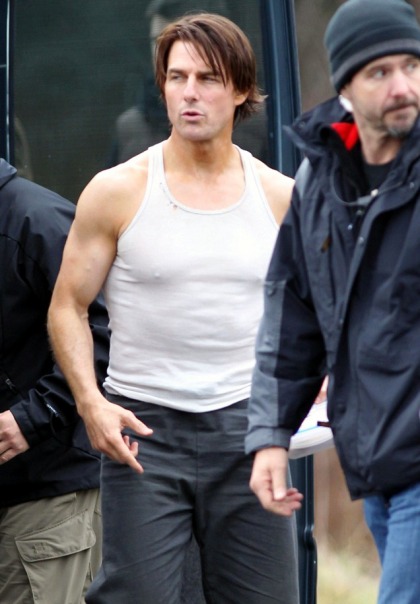 Tom Cruise dramatically bulks up, gives us tickets to his gun show