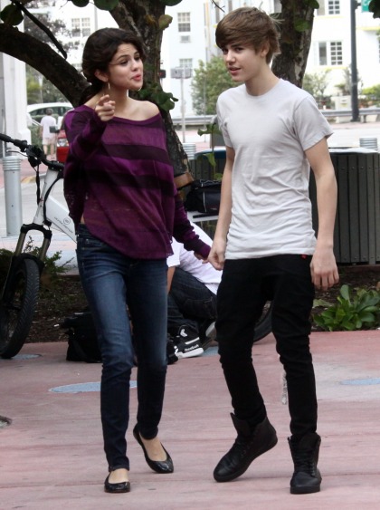 Justin Bieber & Selena Gomez trot out for a photo op, er, 'second date'