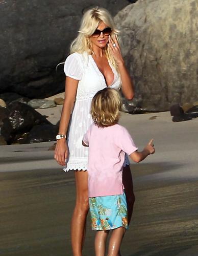 Victoria Silvstedt Is At The Beach