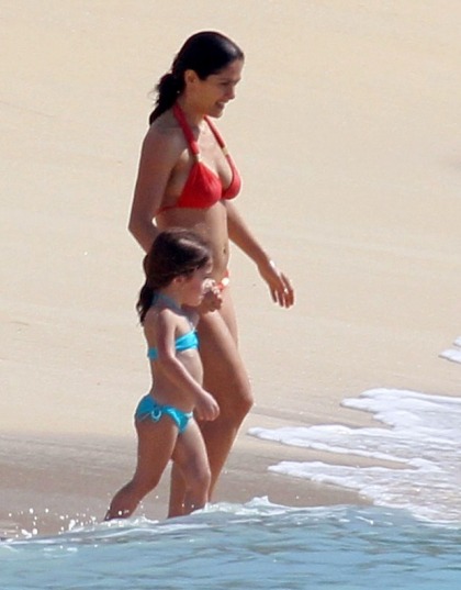 Salma Hayek in a little red bikini: this is how she snagged a billionaire