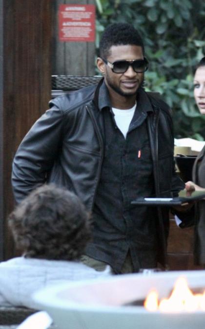  Usher Grabs a Meal in Miami
