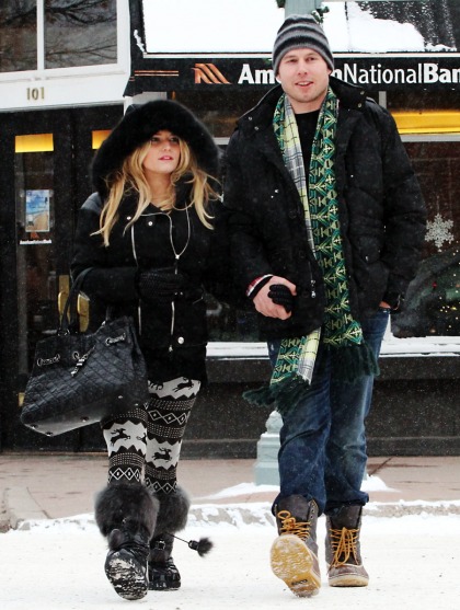 Jessica Simpson wears unfortunate leggings in   Aspen, didn't get married