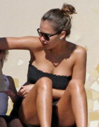 Jessica Alba Forgets Her Bikini