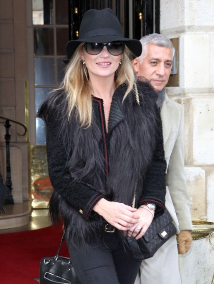 Kate Moss shows off her vintage 1920s engagement ring