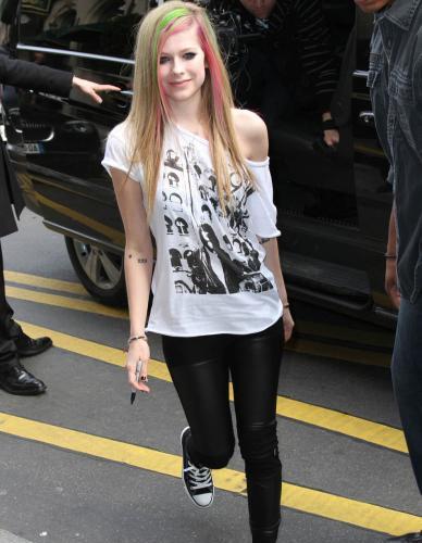 Avril Lavigne And Her Pseudo Eighties Hotness