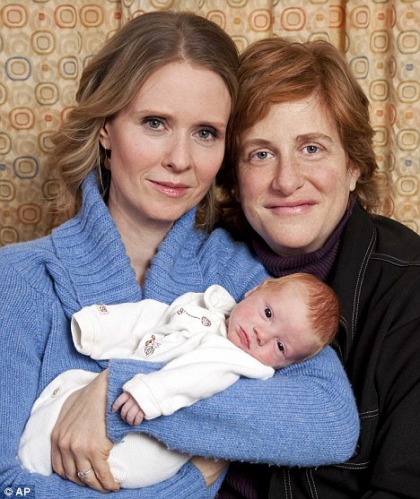 Rojo Caliente & Cynthia Nixon release the first photo of their son Max