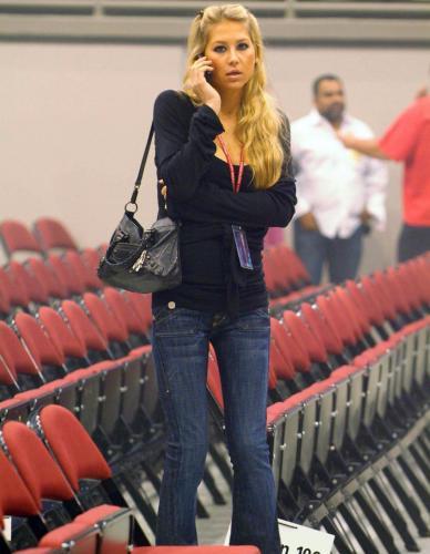 Anna Kournikova In Her Sexy Tight Jeans