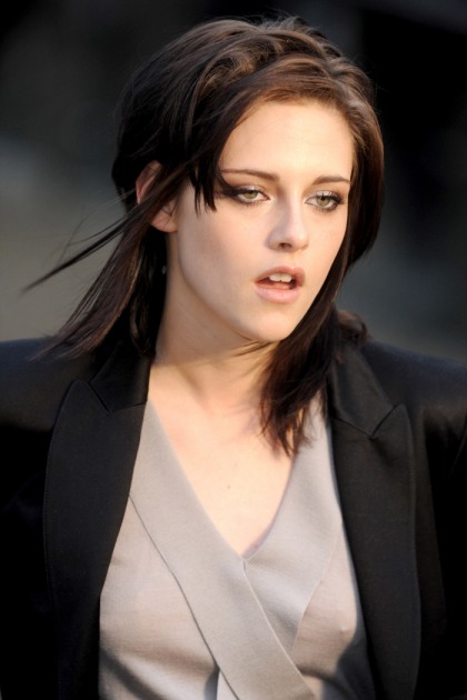 Kristen Stewart officially cast as the eye-rolling, mouth-breathing Snow White